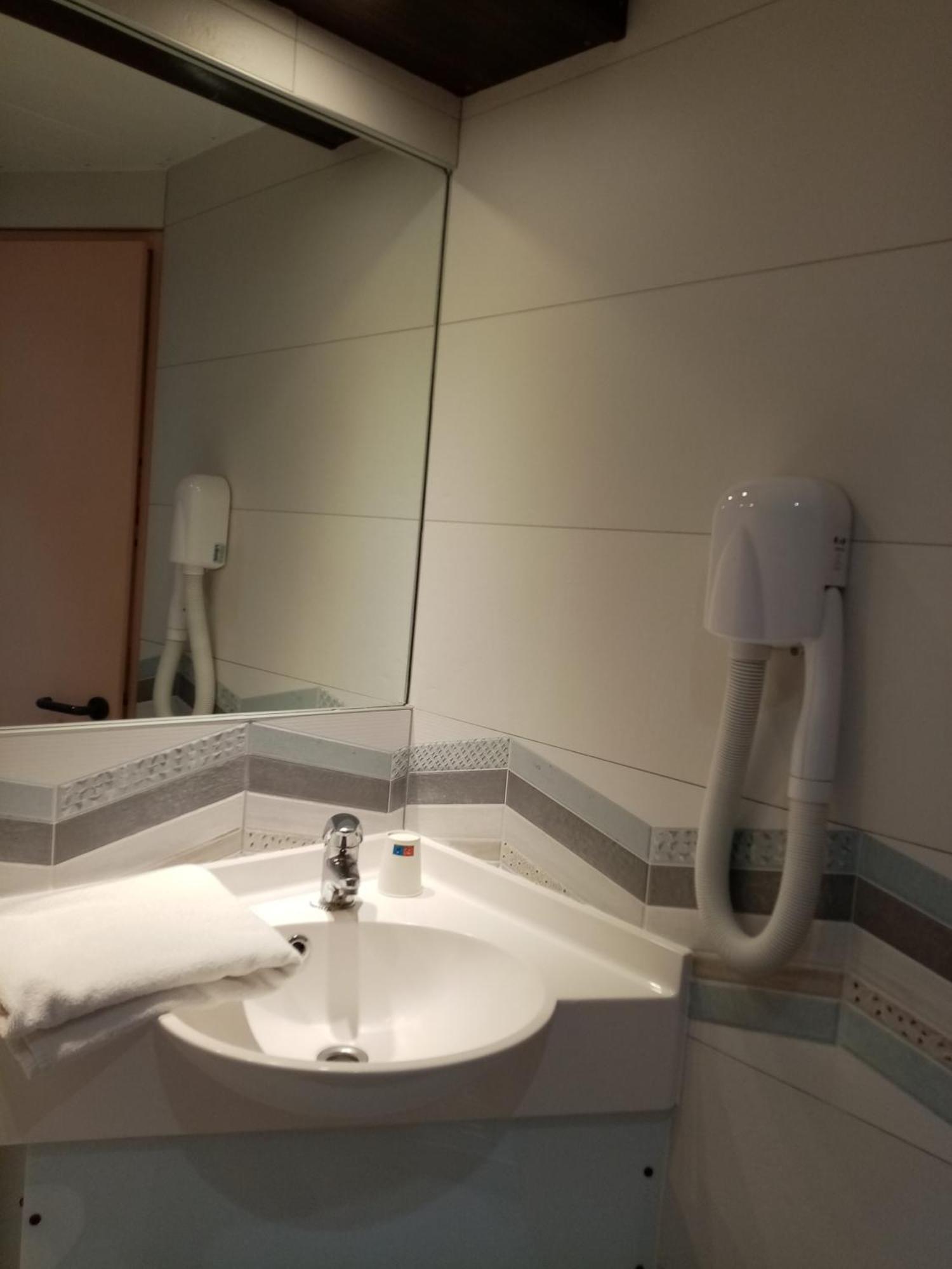 Brit Hotel St-Quentin/Nord Fayet  Eksteriør bilde